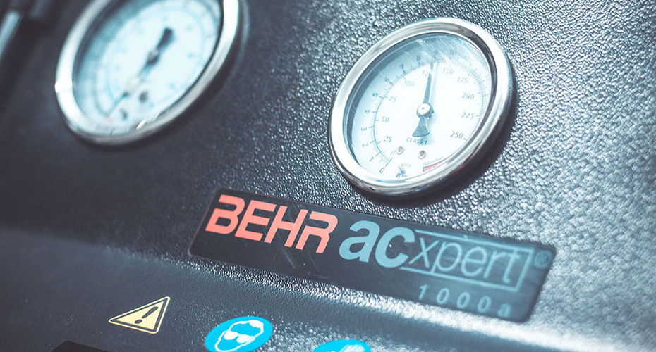 Обслуживание автомобильного кондиционера при помощи агрегата BEHR ACxpert 1000a